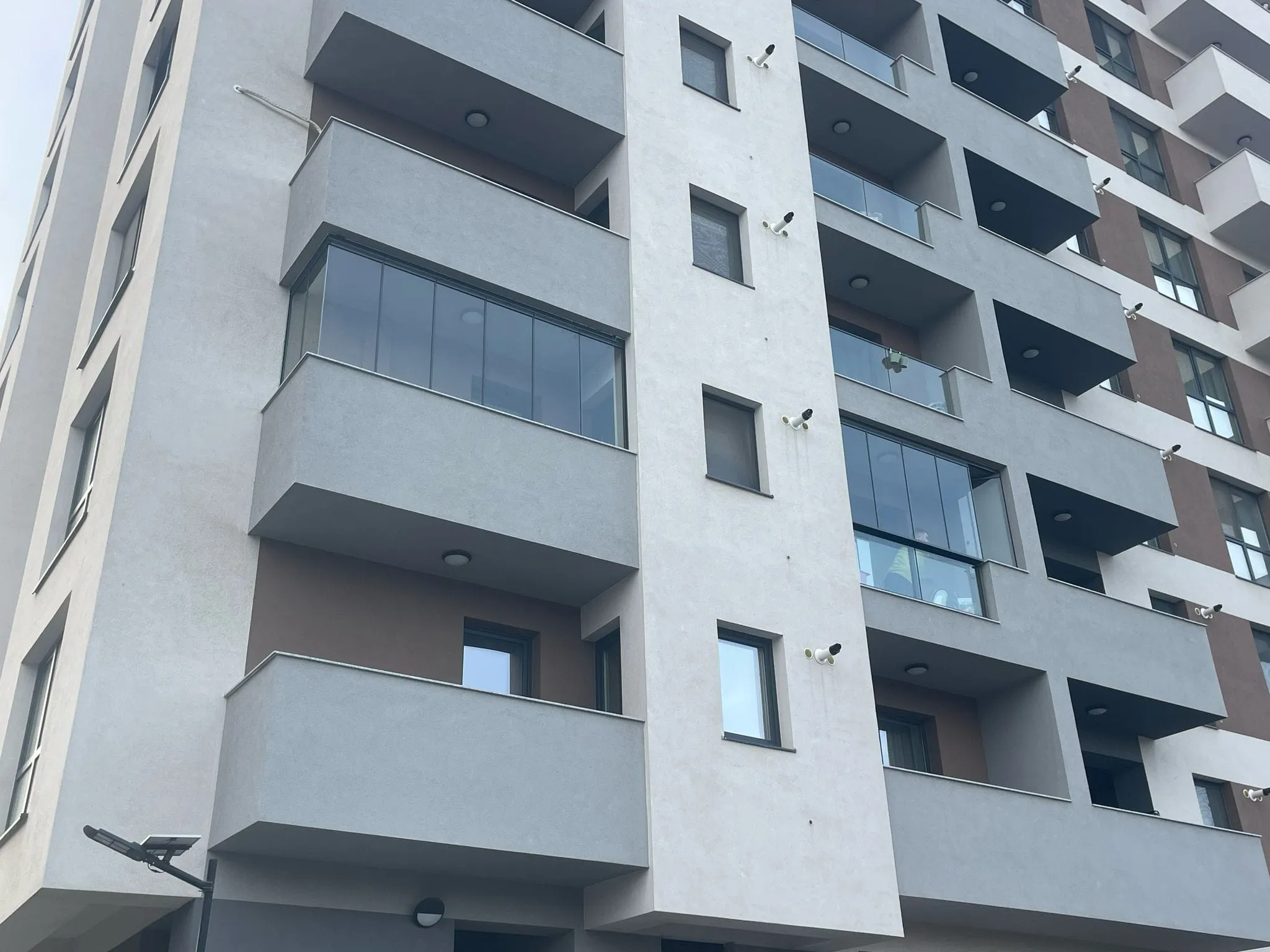 Închideri Balcoane cu Sticlă Securizată