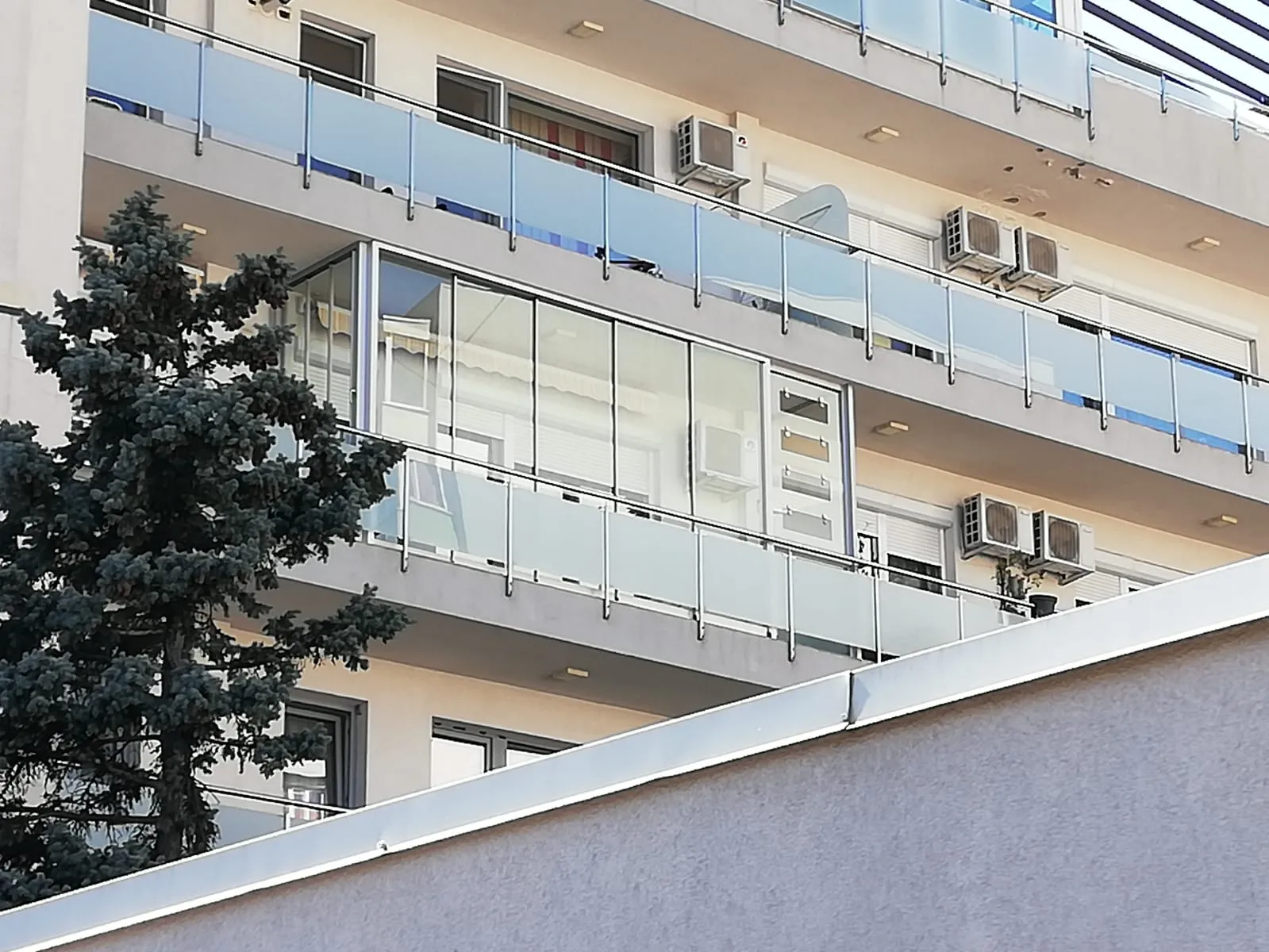 Închideri Balcoane cu Sticlă Securizată